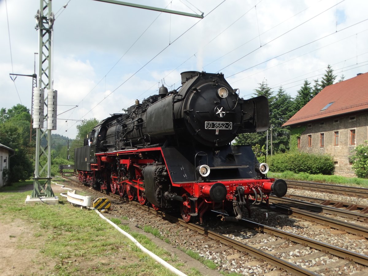Museumseisenbahn Hanau 50 3552  bei Laufach am 25.05.17 von einen Gehweg aus fotografiert