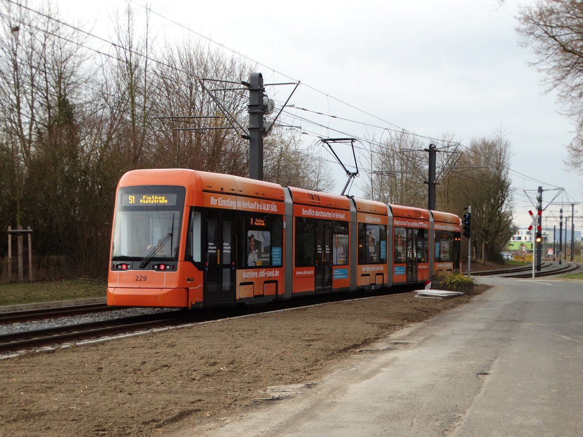 MVG Stadler Variobahn 229 mit Aldi Süd Vollwerbung am 04.03.17 in der Nähe der Mainzer Hochschule