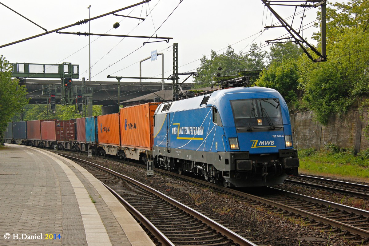 MWB 182 911-8 Taurus mit einem Containerzug am 07.05.2014 in Hamburg Harburg.