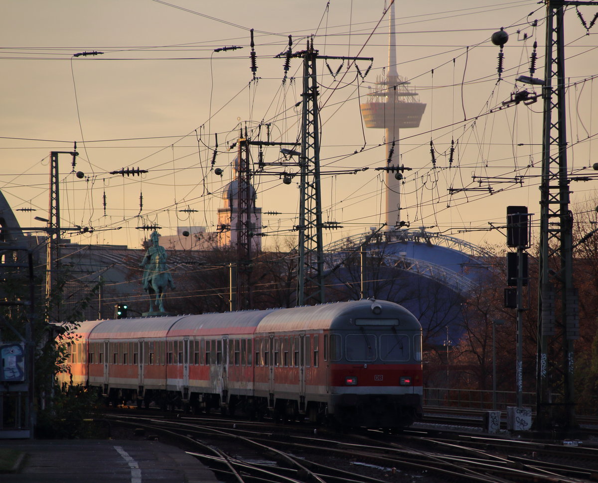 N-Wagen im Abendlicht. 111 011-3 zieht den Leerpark vom Deutzerfeld zum Hbf. Dort beginnt der Zug dann als RB 35 (Köln Hbf - Wesel) seine Fahrt.

Köln Messe/Deutz, 30. November 2016