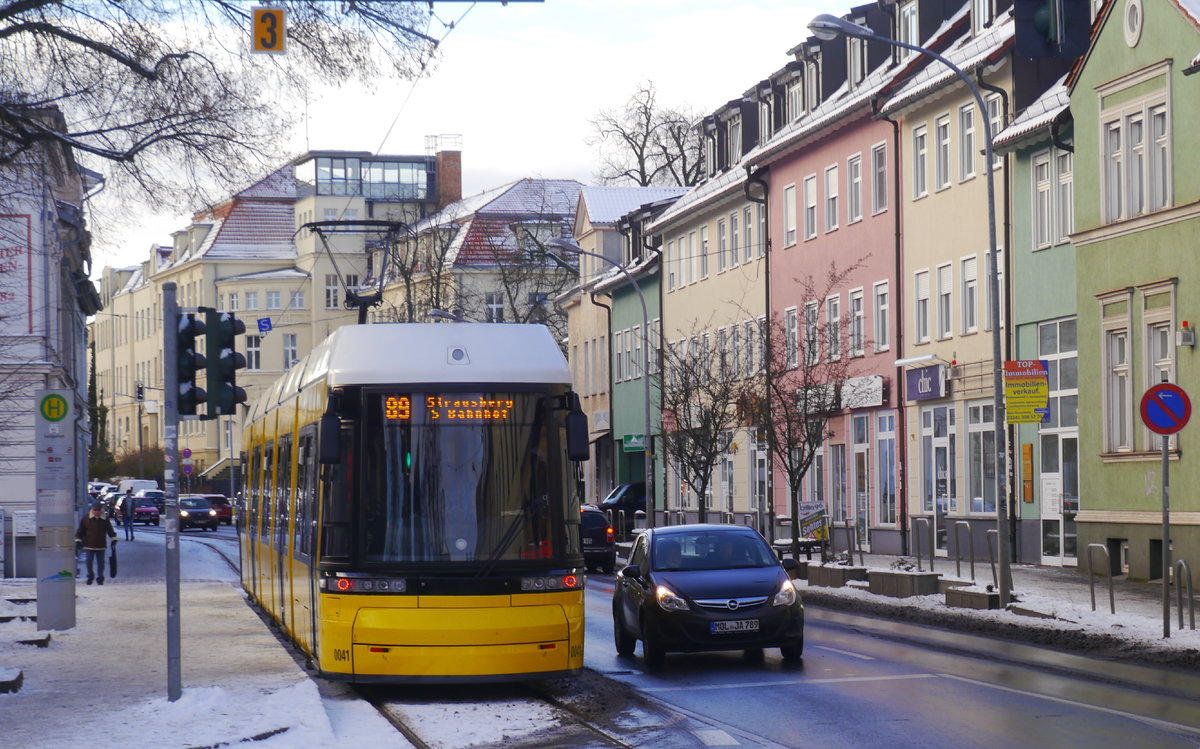 Nach 15 Minuten hat die  Eisenbahn  den stadtseitigen Endpunkt erreicht. Das FIS sagt aber  Die Straßenbahn endet hier  und liegt damit ja auch nicht falsch. Bild: Wagen 0041, Strausberg Lustgarten, 6.1.17.