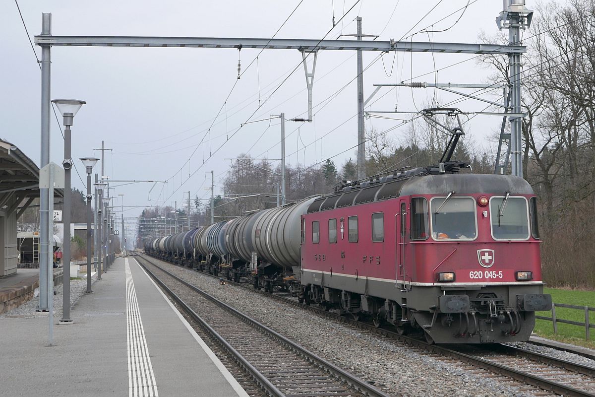 Nach der Abfahrt im Tanklager Sennwald muss Re 620 045-5 'COLOMBIER' mit dem Kesselwagenzug am 26.03.2018 im Bahnhof Salez-Sennwald auf einen Gegenzug warten, um auf der eingleisigen Strecke Richtung Buchs weiterfahren zu können.