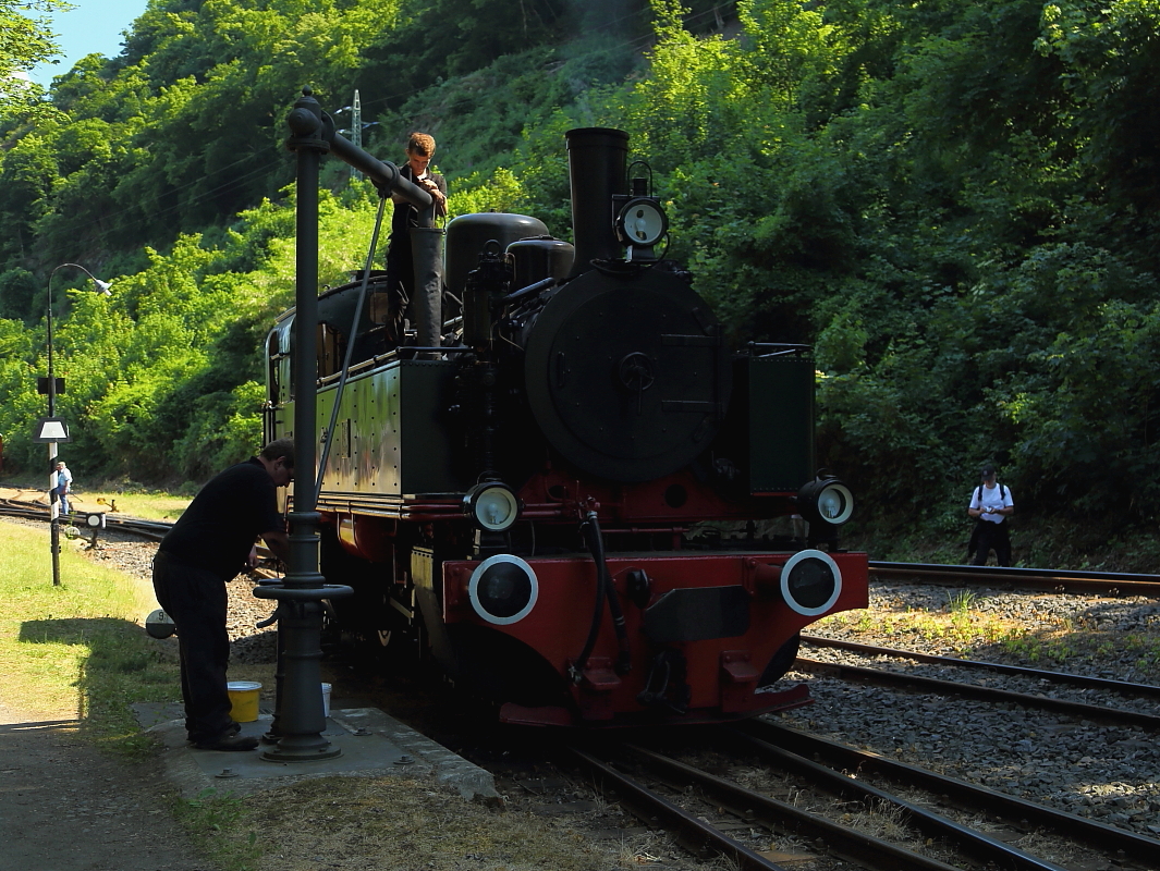 Nach Abschluß des ersten Teils der Sonderzugveranstaltung für Eisenbahnfreunde (Fahrt nach Oberzissen und zurück), nimmt 11sm am Nachmittag des 05.06.2015 im Bahnhof Brohl-Lützing nochmals Wasser, bevor der zweite Teil in Angriff genommen wird. Dabei geht es um Rangierarbeiten mit Regelspurwaggons auf der Hafenbahn.