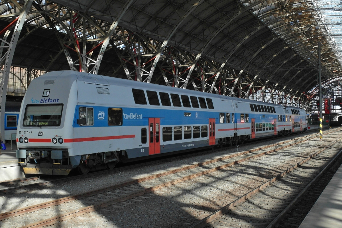 Nach der Ankunft des aus Beroun kommenden CityElefant (971 017-9) im Hauptbahnhof von Prag am 14.11.2015 zeigt die Zugzielanzeige bereits das Ziel der Rückfahrt an.