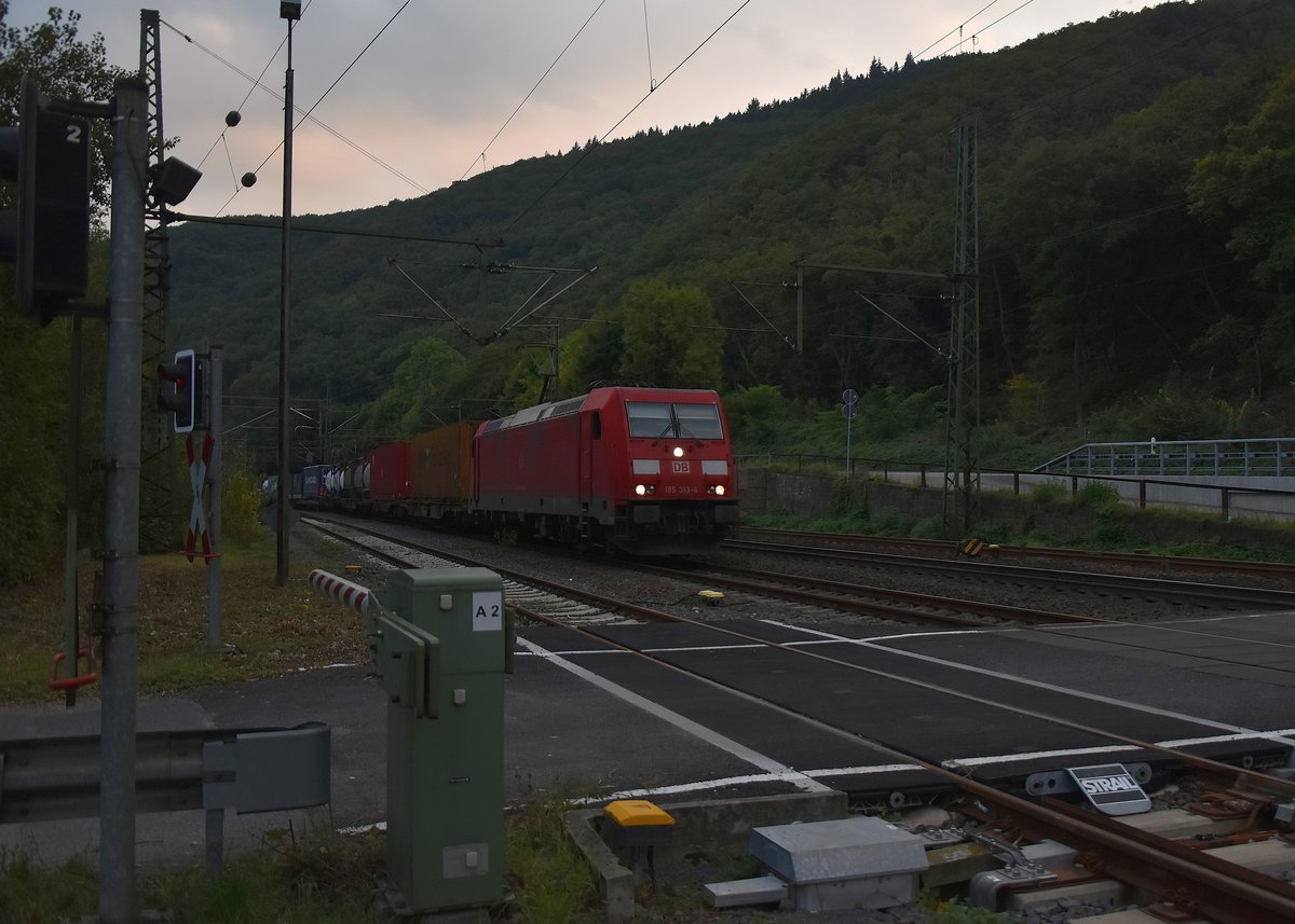 Nach dem die 185 313-4 einen ICE passieren lies, fuhr sie dann langsam mit ihrem Kastelzug aus Bingerbrück aus gen Koblenz. 24.9.2017