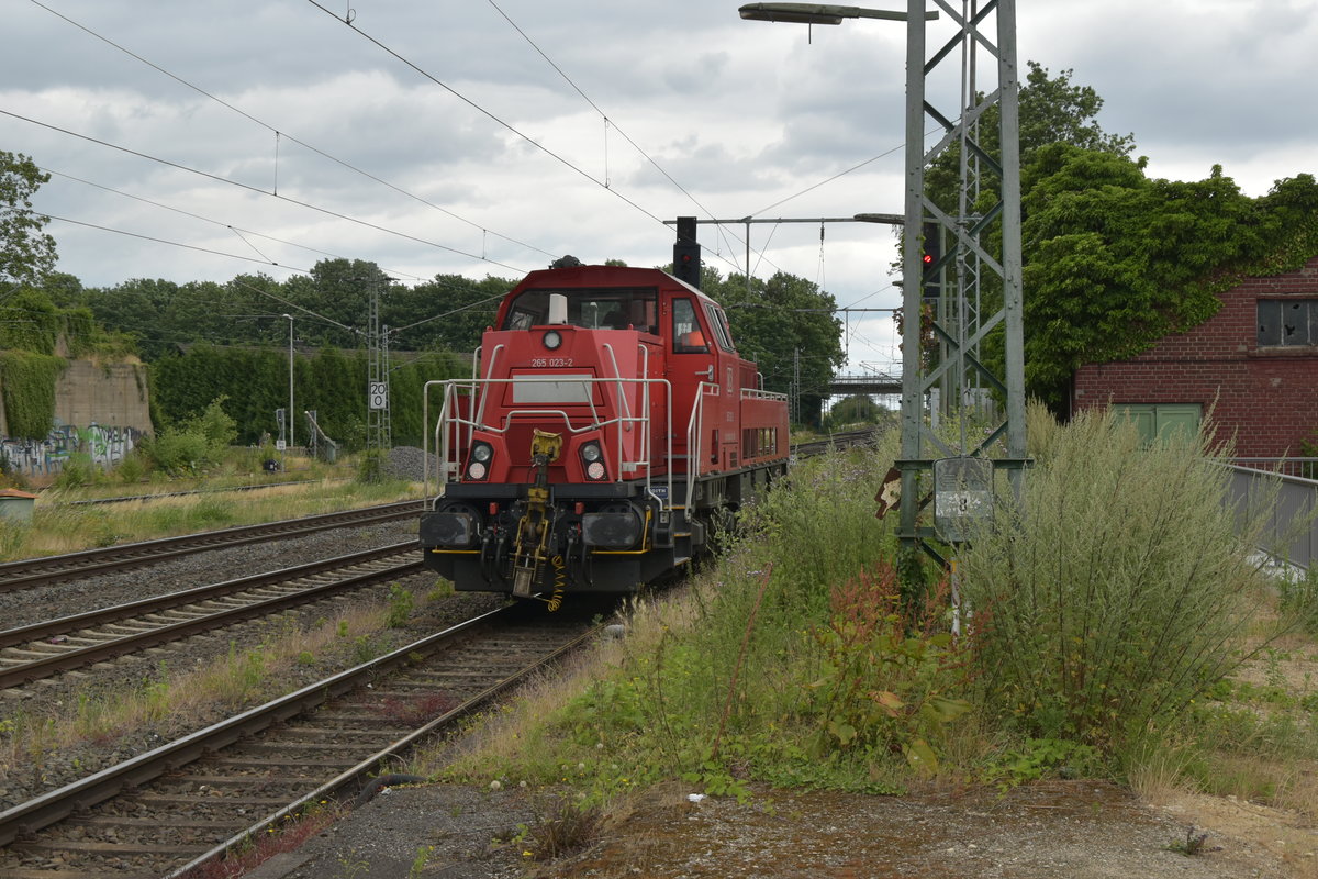 Nach dem die 265 023 eine Übergabe nach Rommerskirchen gebracht hat aus Niederaußem wartet sie nun auf die Rückfahrt dorthin. Sonntag 25.6.2017