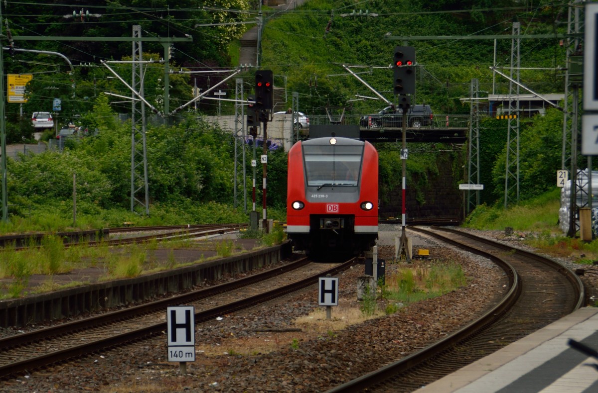 Nach dem der 425 238-3 von Gleis 4 in den Tunnel zurück gefahren ist, kommt er nun in Gleis 2 eingefahren um dann wenig später als S2 gen Homburg Saar zu fahren. 30.5.2014