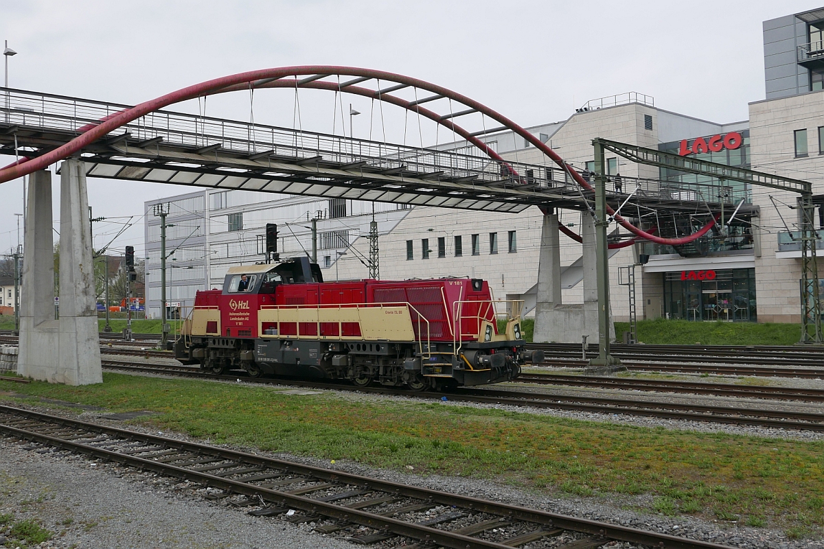 Nach dem Abkuppeln von den vollen nach Konstanz gezogenen Holcim-Zementwagen umfhrt V 181 der HzL diese um anschlieend an die bereitgestellten leeren Zementwagen anzukuppeln. Bahnhof Konstanz, 09.04.2016.