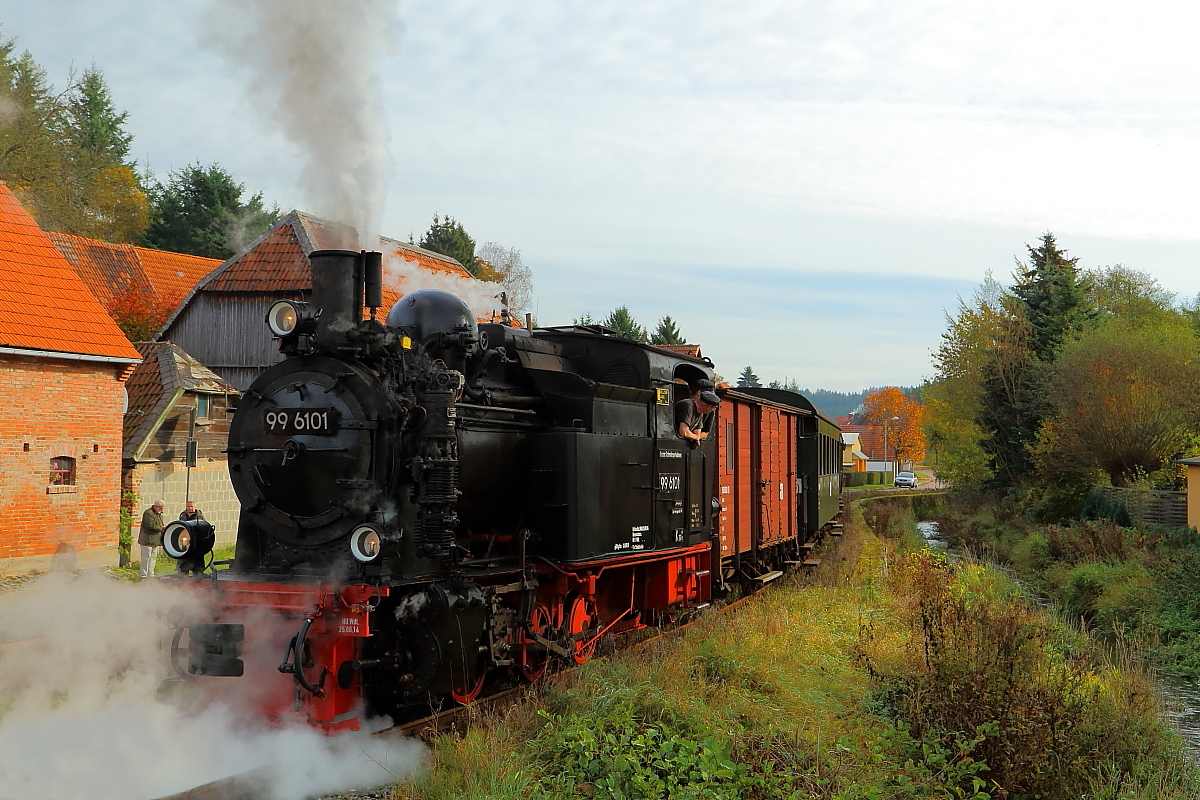 Nach dem Aussteigen der Fotografen setzt 99 6101 am 18.10.2014 in Straßberg ihren IG HSB-Sonderzug, zur Durchführung einer Scheinanfahrt, zurück. (Bild 1)