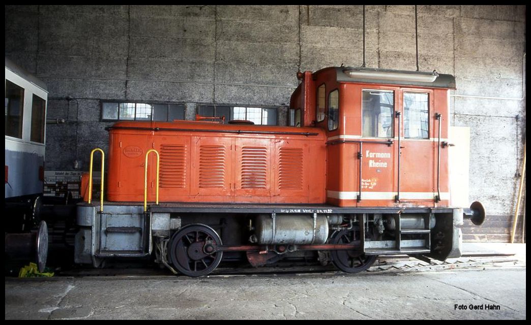 Nach dem Ende der Karmann Werke in Rheine gab es eine dortige Werklok zu  erben . Deutz Standenlok 55774 fand bei MEM im BW Rahden einen neuen Unterstand. Am 8.6.1992 sah ich sie dort zum ersten Mal.