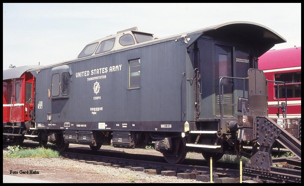 Nach dem Fall der Mauer wurden diese Begleitwagen der US Army nicht mehr benötigt. Einen davon mit der Bezeichnung United States Army Transportation Corps und der Nummer 518009-10510-8 Pwgh stand am 9.7.1993 im Bahnhof Münster. 