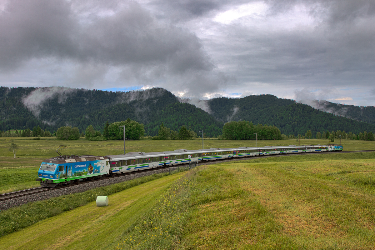 Nach dem grossen Regen fährt der Voralpenexpress mit der Zuglok Re 456 096 zusammen mit der Schublok Re 456 091 in Altmatt vorüber.Bild vom 14.7.2016