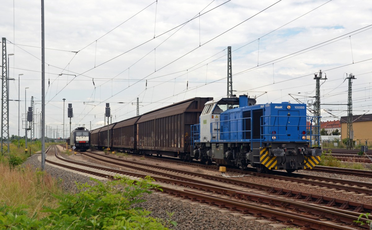 Nach dem der ICE 791 nach Leipzig durch war, konnte sich 271 014 mit ihrem Schiebewandwagenzug am 03.08.14 von Bitterfeld aus auf den Weg nach Leipzig machen. Ziel des Zuges sollte das Porschewerk in Leipzig-Wahren gewesen sein.