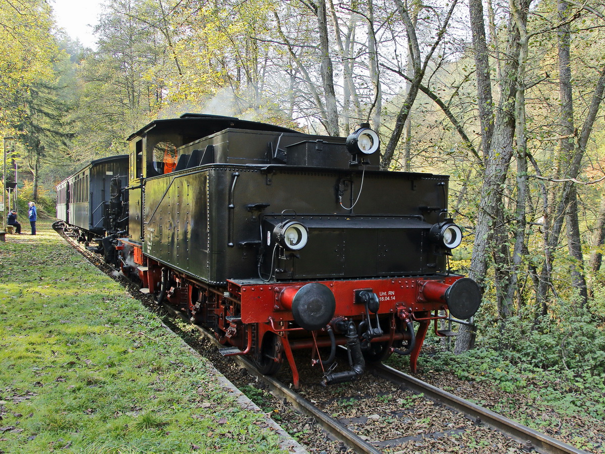 Nach dem Rangieren mit Unterstützung des Rottenkraftwagen 53 392 der DGEG steht nun die Lokomotive Speyerbach mit dem Kuckucksbähnel zur Rückfahrt von Breitenstein  nach Neustadt/Weinstraße bereit.