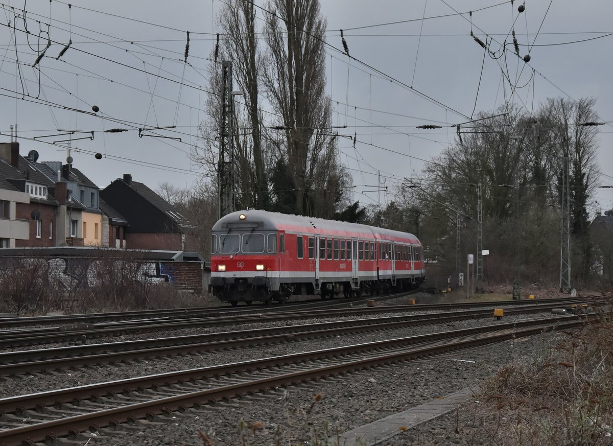 Nach dem der RE8 Verstärkerzug diese Woche mehrmals ausgefallen ist, konnte ich ihn auf seinem Weg nach Kaldenkirchen bei der Fahrt aus dem Odenkirchener Ast in Rheydt Hbf ablichten am heutigen Nachmittag. Geschoben wurde der Zug von der 111 096. 15.3.2018