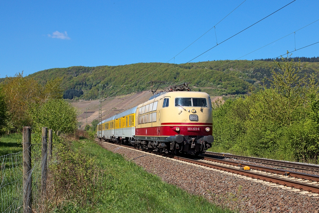Nach dem schnellen Weg von Köln nach Frankfurt via Neubaustrecke erfolgte die Rückfahrt der 103 222 am 16.4.2014 etwas gemächlicher über die rechte Rheinstrecke. Knapp 20 Minuten zu früh wurde Osterspai durchfahren