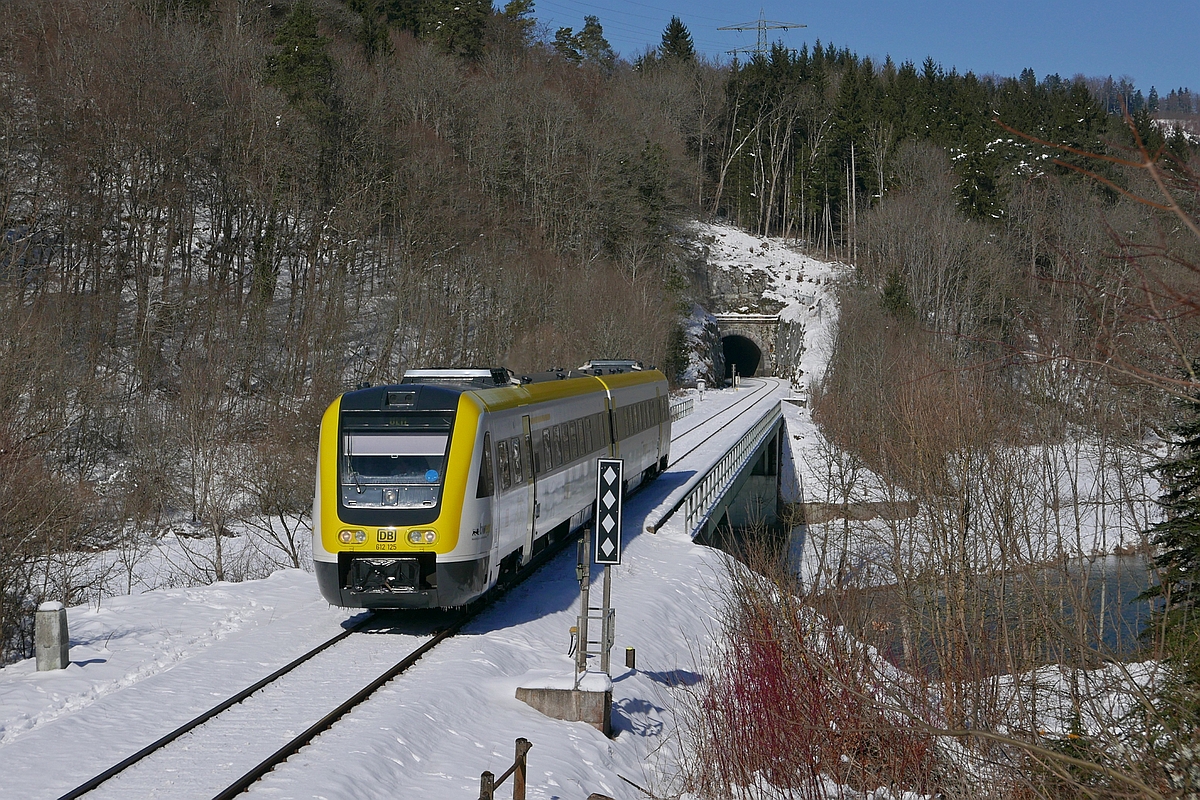 Nach dem Thiergartener Tunnel und der berquerung der Donau befindet sich am 25.02.2018 in der Nhe von Gutenstein 612 125 als RE 3209 auf der Fahrt von Neustadt (Schwarzw) nach Ulm.