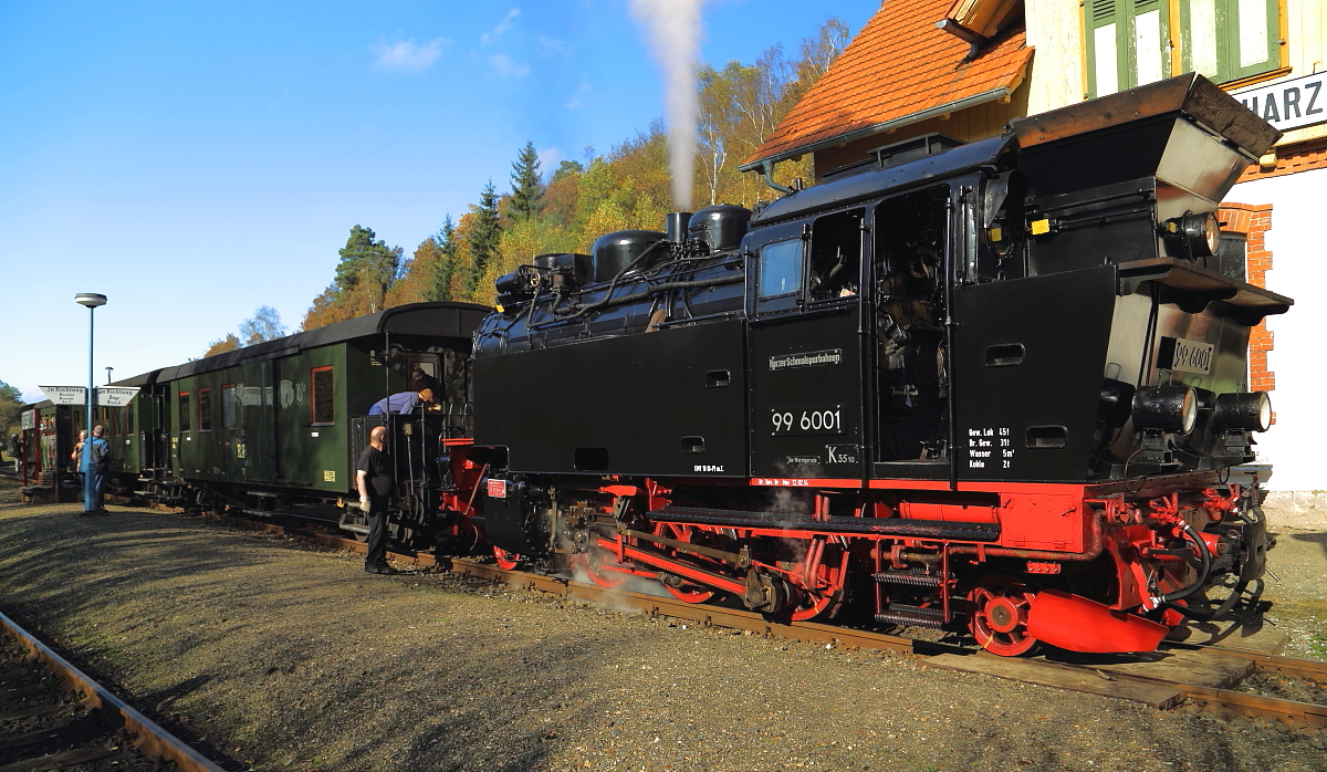 Nach dem Umsetzen wird hier 99 6001 am 19.10.2014 im Bahnhof Straßberg (Harz) für die bevorstehende Rückfahrt nach Gernrode an ihren IG HSB-Sonderzug angekuppelt.