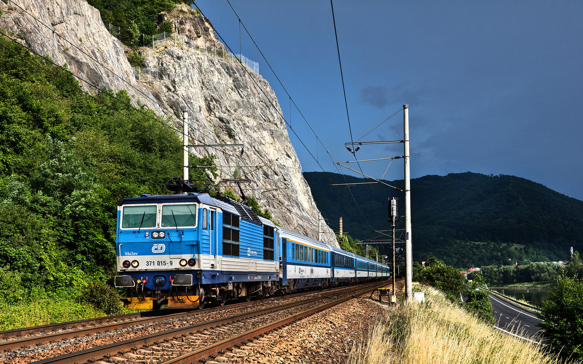 Nach einem heftigen Gewitter fährt die 371 015-9 Václav mit einem R von Děčín hl.n. nach Praha Masarykovo in Nestedice vorüber.Bild vom 28.6.2017