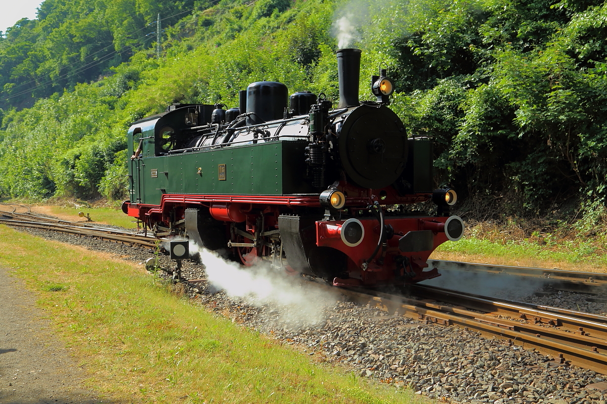 Nach erfolgtem Wasserfassen rangiert 11sm der Brohltalbahn am 05.06.2015 an ihren Sonderzug heran, welcher heute für Eisenbahnfreunde, anläßlich der kürzlich erfolgten Wiederindienststellung der Maschine, nach Oberzissen und zurück verkehrt.