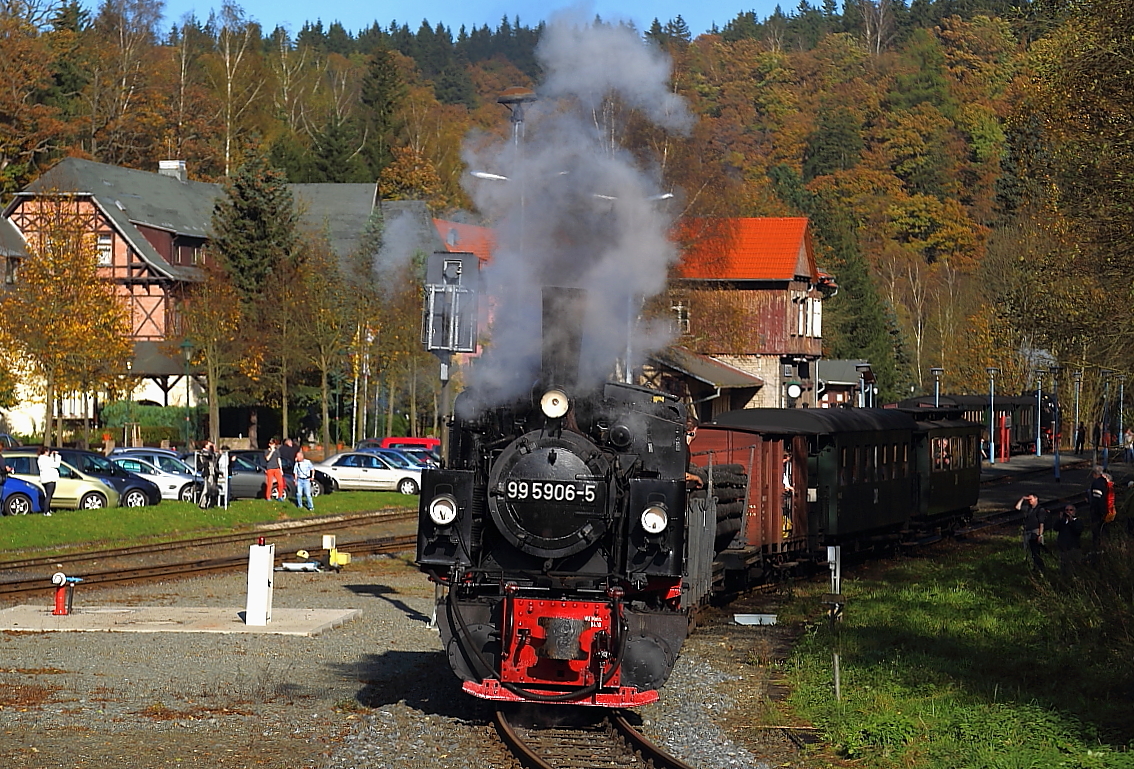 Nach erfolgter Doppelausfahrt mit Planzug P8965 schiebt 99 5906 am 19.10.2014 ihren IG HSB-Sonder-PmG wieder zurück in den Bahnhof Alexisbad.