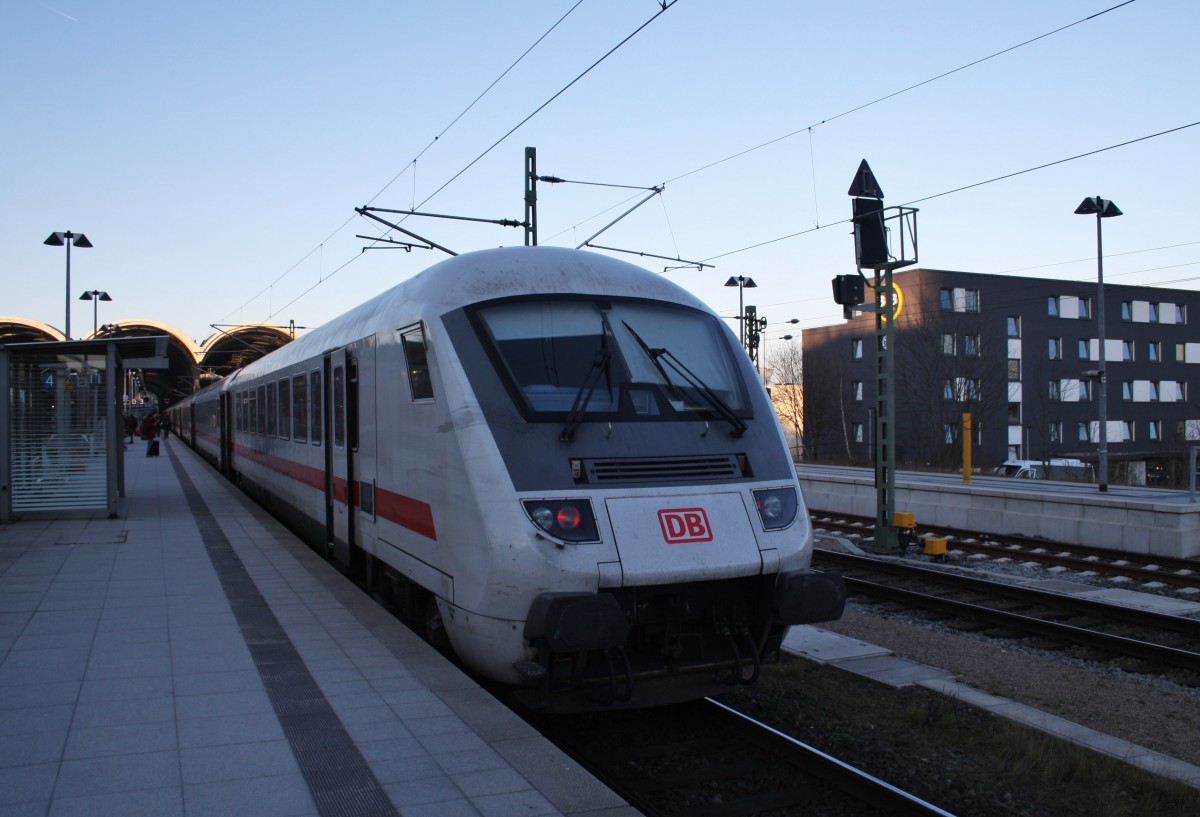 Nach genau 11 Stunden Fahrt ist das Ziel im Norden Deutschlands erreicht. Ein Mal quer durch die Republik ging es am 17.3.2016 für den IC2226 aus Regensburg bis er in Kiel einfurt. Geführt wurde der Zug von 101 112-1.