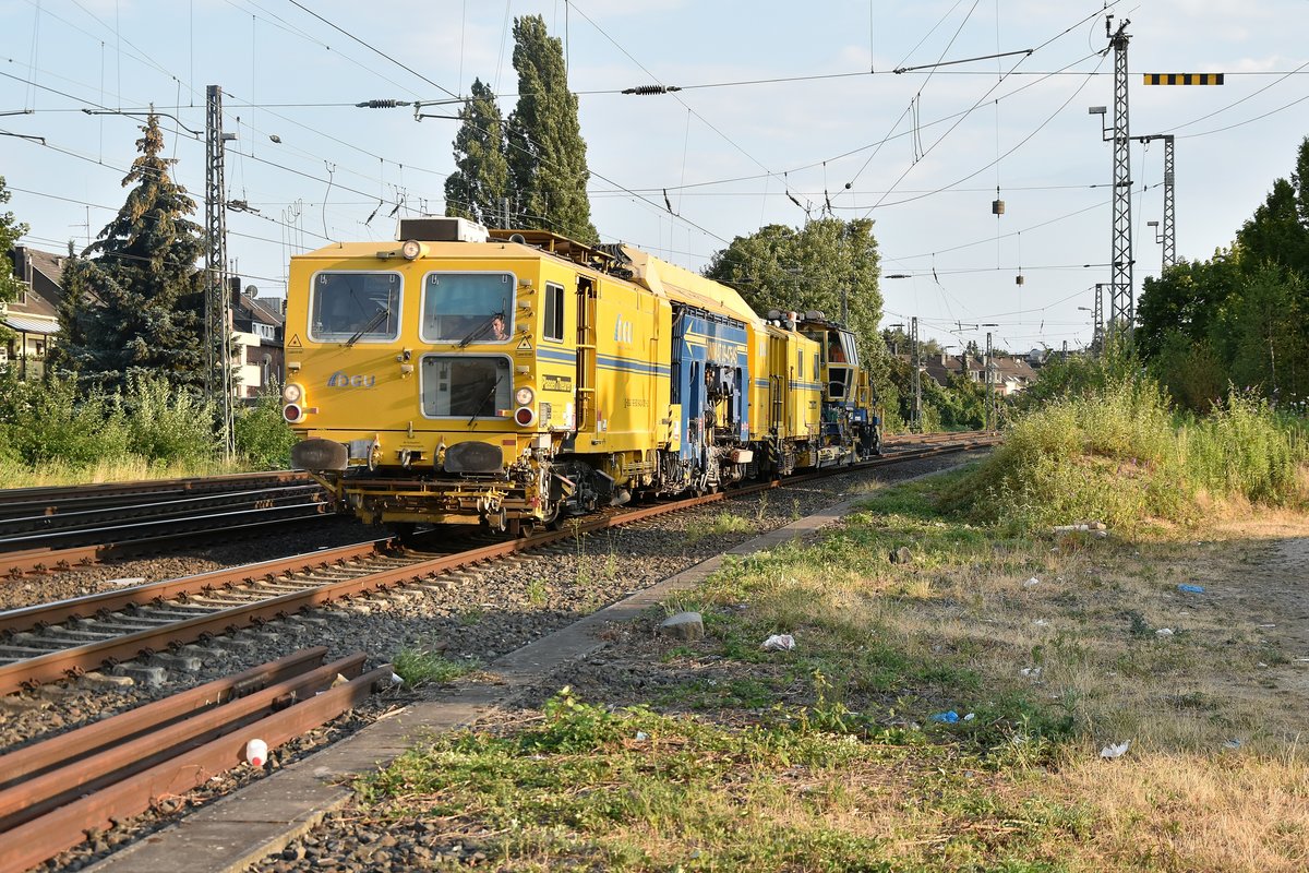 Nach geraumer Zeit des Fotografierens kommt dann am Abend des 12.7.2018 ein Stopfgerät 9424 001 mit einem Planiergerät im Schlepp aus dem Rheydter Güterbahnhof gefahren auf Gleis 4 gen Mönchengladbach Hbf in Rheydt Hbf.