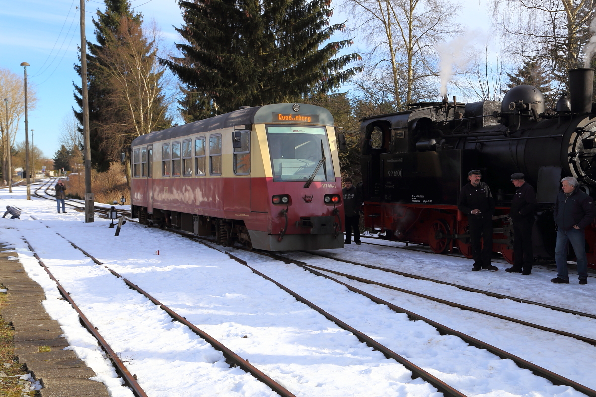 Nach kurzem Aufenthalt verläßt der aus Nordhausen kommende 187 016 am 14.02.2015 den Bahnhof Hasselfelde in Richtung Quedlinburg.