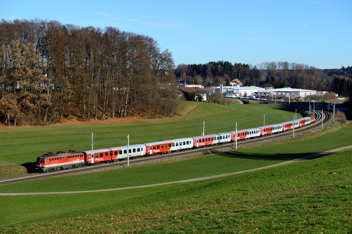 Nach einer kurzen Wende in Salzburg fuhr der ÖBB CityShuttle als Meridian Ersatzzug M 79024 nach München zurück. Diesmal ist 1142.644 führend, aufgenommen am 17. Dezember 2013 bei Axdorf vor imposanter Baumkulisse.