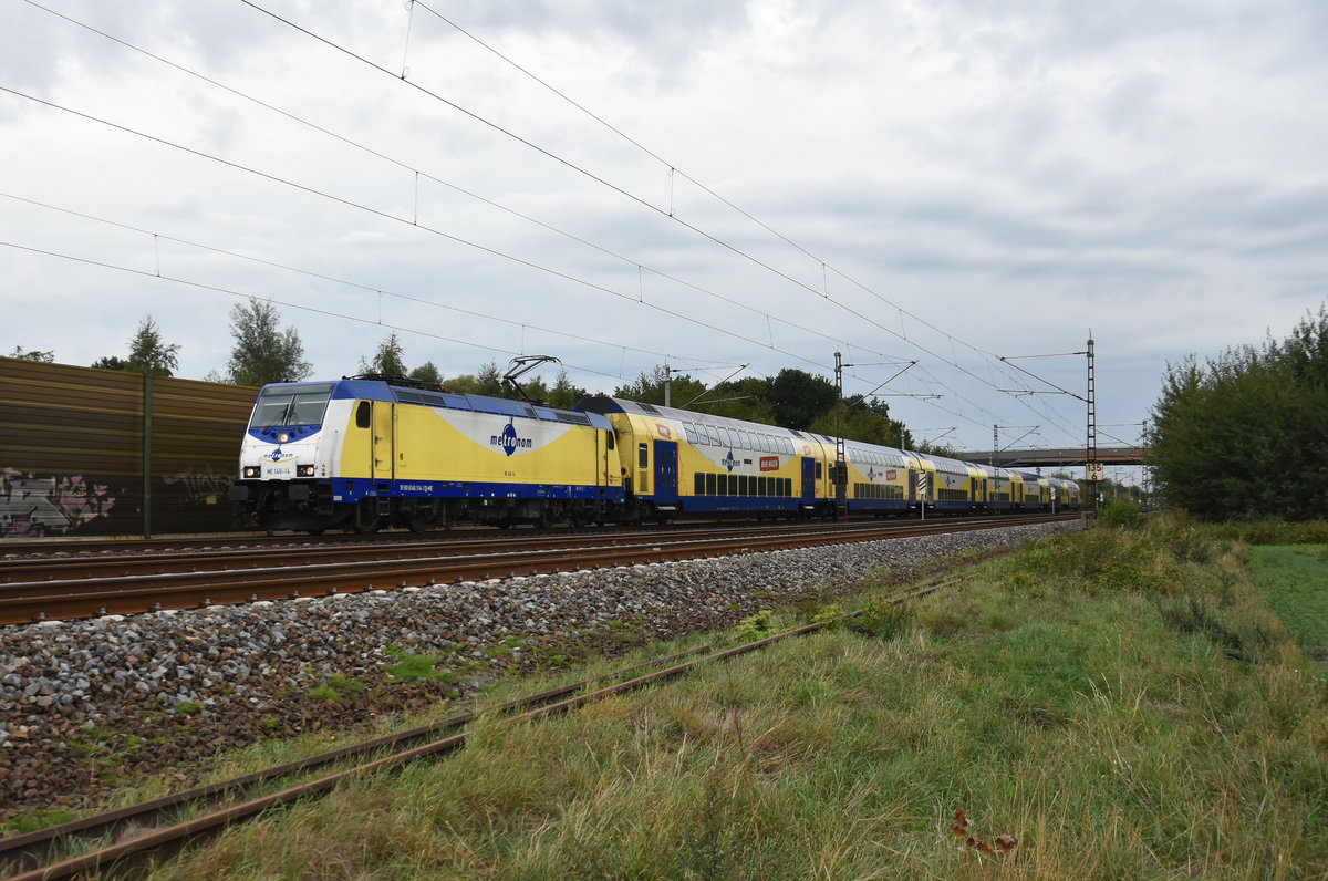 Nach langer Zeit mal wieder an der KBS110 gewesen. Gut zu sehen sind noch die Baumaßnahmen an der Strecke. Neue Gleise und Teilauffüllung des Schotterbetts. Nah- und Fernverkehr rollt wieder soweit normal aber der Güterverkehr ist immernoch auf dem Umleiter, somit ist es sehr mau an der Strecke. Hier zu sehen ist der Metronom RB31 mit der 146 514-5 in Front, unterwegs nach Lüneburg. Höhe Bardowick, 10.09.2018.