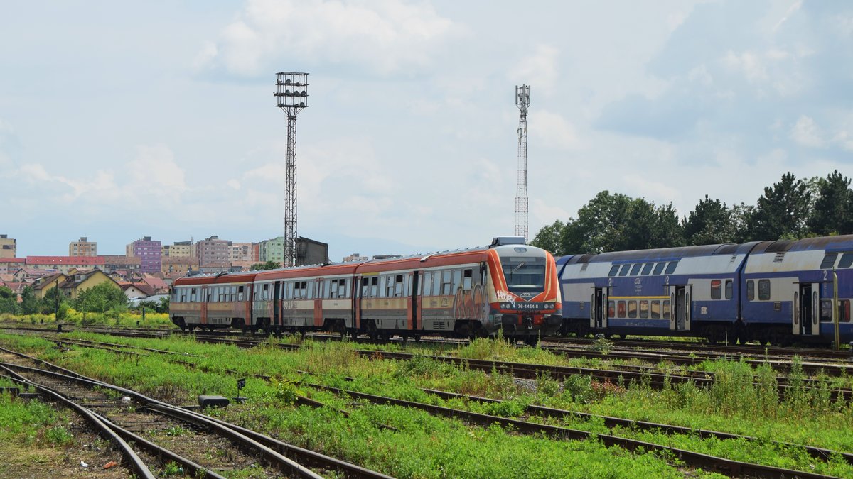 Nach seiner Fahrt von Medias wartet Triebzug 76-1454-8 im Abstellbereich des Bahnhofs Sibiu auf die nächste Reise. Aufnahme vom 29.07.2018.