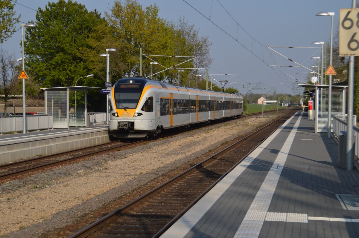 Nach Venlo fahrend kommt der ET 7.05 am Donnerstagabend den 23.4.2015 durch Korschenbroich.