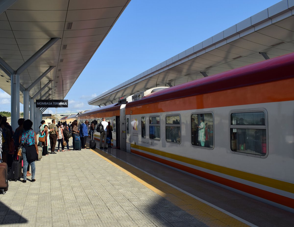 Nach vier (!) Sicherheitskontrollen und zwei Fahrtkartenkontrollen sind wir endlich am Bahnsteig und dürfen unser Ticket beim Einsteigen ein weiteres Mal vorzeigen. Weitere Fahrtkartenkontrollen folgen im Zug und im Bahnhof von Nairobi. Aufgenommen am 18.09 in Mombasa.