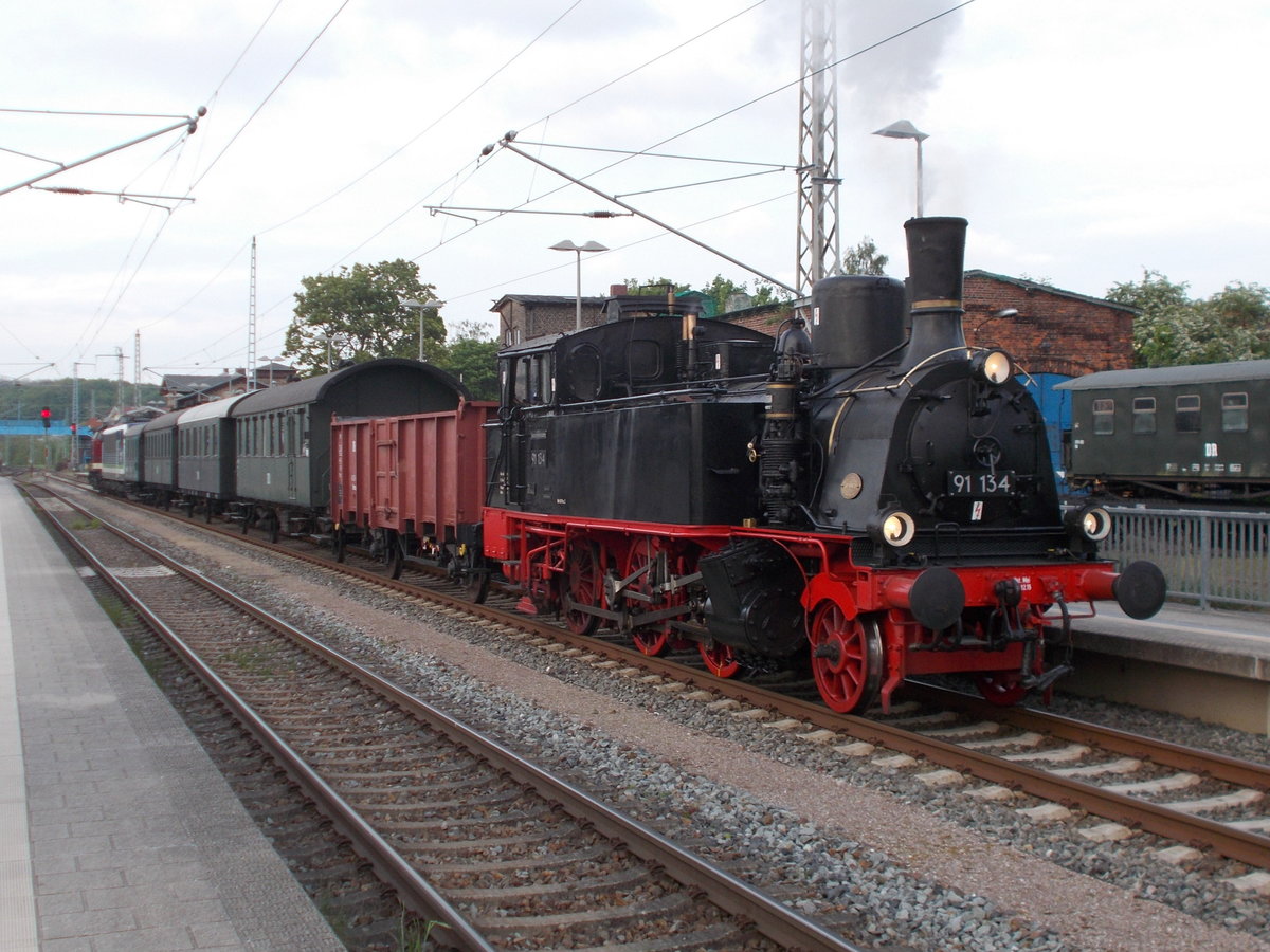 Nach vier Jahren ist wieder die Schweriner 91 134 auf Rügen zuerleben.Mit der Überführung des Schweriner Traditionszuges und der INT EGRO 155 045 stand Sie am Abend,vom 20.Mai 2016,in Bergen/Rügen.