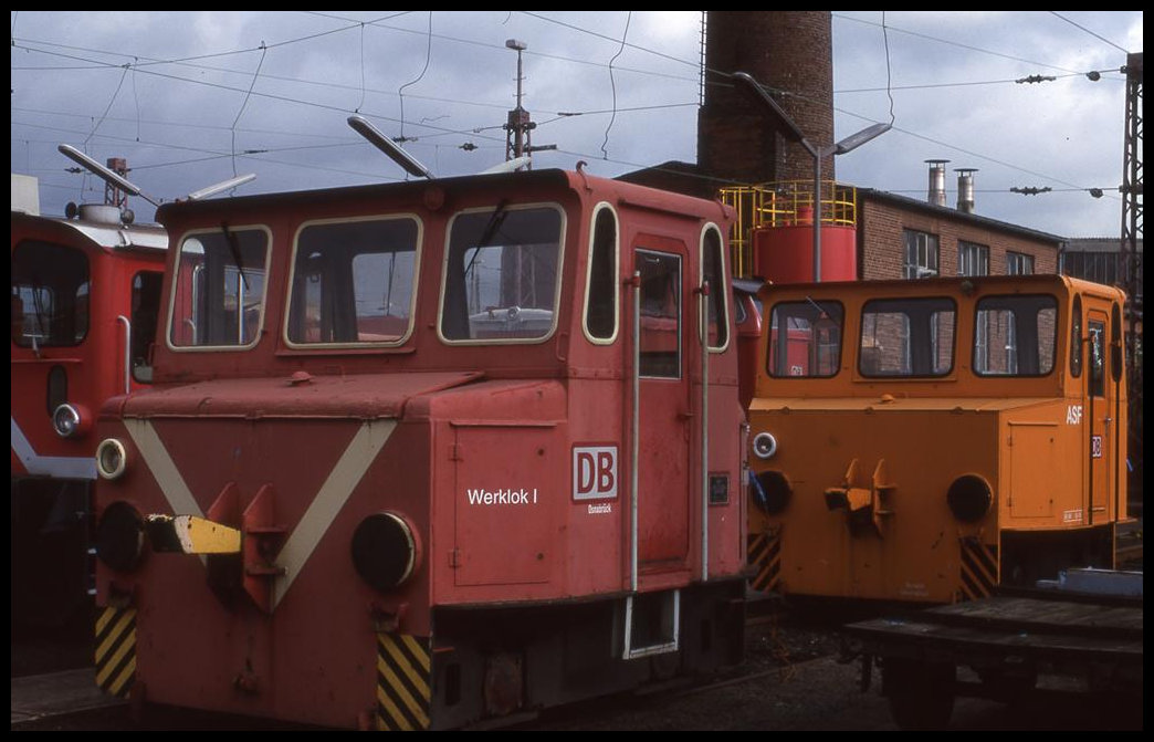 Nach der Wende kam auch das BW Osnabrück zu einem Akku Verschub Gerät, welches als Werklok der DB eingereiht wurde. Hier steht das Fahrzeug am 2.10.1999 neben einem weiteren Gerät im BW Osnabrück.