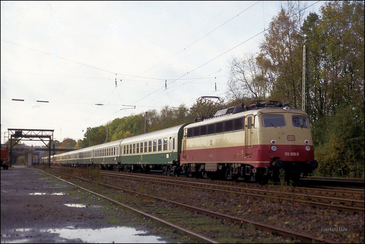 Nach der Wende wurden Wagengarnituren in beiden vereinten Teilen Deutschlands eingesetzt. Seltener war dabei eine komplette Reichsbahn Garnitur auf der Rollbahn. Am 4.11.1991 erwischte ich den D 1035, der um 10.48 Uhr mit der DB 113265 und einer solchen Reichsbahn Garnitur in Richtung Stralsund unterwegs war. 
