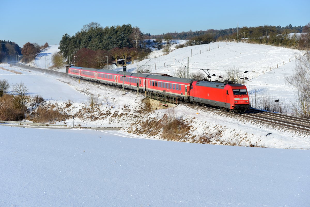 Nach wie vor verrichtet die Baureihe 101 auch beim München-Nürnber-Express zuverlässig ihren Dienst. Eigentlich sollte sie schon von den neuen Skoda Loks der Baureihe 109 samt Doppelstockwagen abgelöst sein, deren baldige Betriebsaufnahme zeichnet sich jedoch noch nicht ab. Am 06. Januar 2017 konnte ich 101 032 mit ihrem RE 4013 nach München bei Fahlenbach in der Hallertau ablichten.