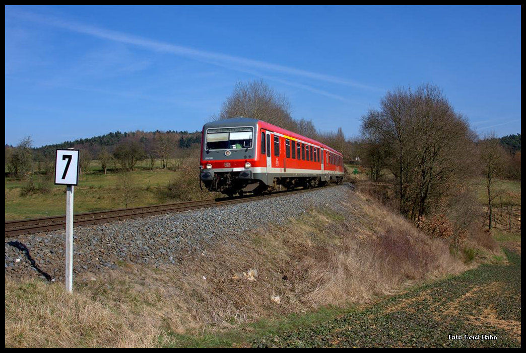 Nach der Wiederinbetriebnahme der KBS 622  Burgwaldbahn  sind die Dieseltriebwagen der Baureihe 628 derzeit die Stammfahrzeuge der Strecke. Steuerwagen voraus mit 928526 kam mir Zug RB 23221 am 14.3.2016 um 13.39 Uhr am Ortsrand von Wiesenfeld auf der Fahrt nach Marburg vor die Kamera.