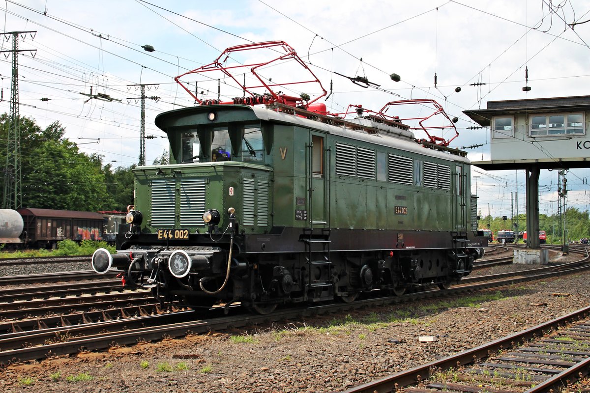 Nach den zwei Dampfloks am 18.06.2016 wurde dann die E44 002 auf der Fahrzeugparade des Sommerfestes vom DB Museum in Koblenz Lützel gezeigt.