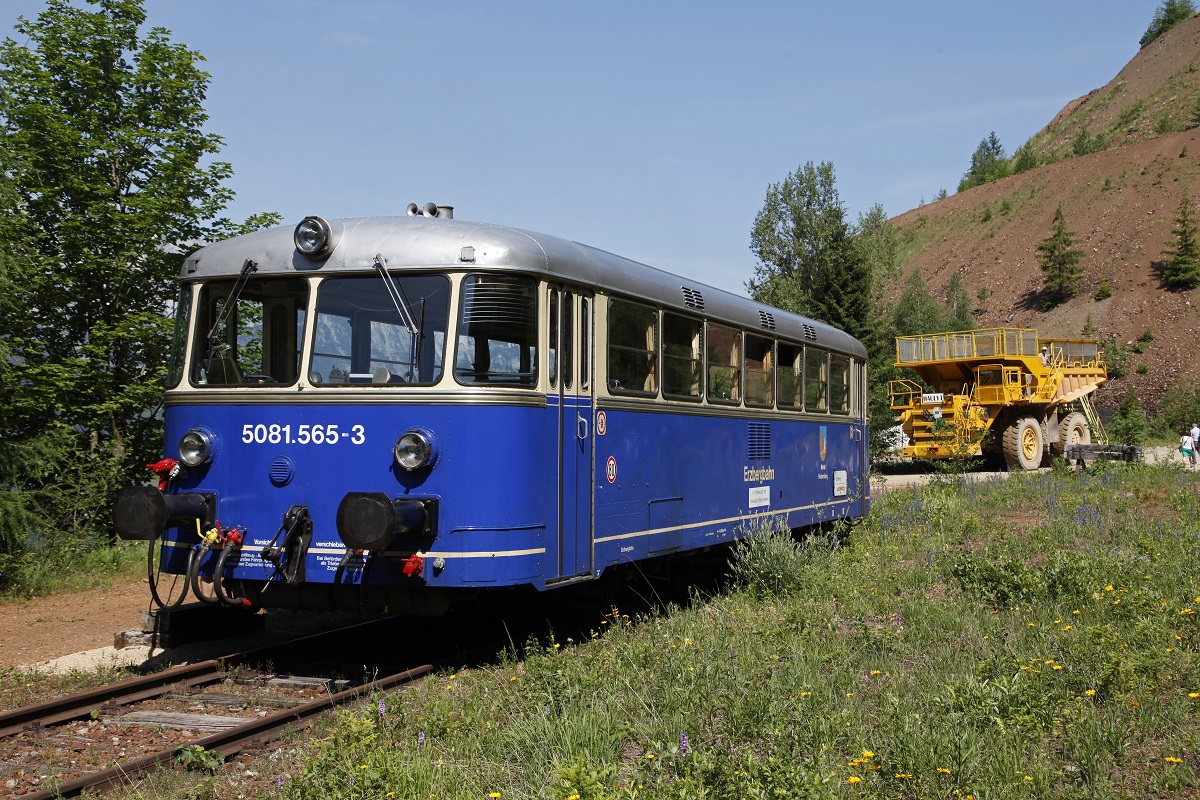 Nach zweijähriger Pause nahm die Erzbergbahn am 5.07.2015 ihren Betrieb wieder auf. Während des einstündigen Aufenthalts im Bahnhof Erzberg wird eine Haulyfahrt über den Erzberg angeboten. Der Hauly ist ein Speziallastkraftwagen der zum Erztransport im Bergbaugebiet verwendet wird. Ein Fahrzeug wurde für den Personentransport adaptiert mit dem die Publikumsfahrten durchgeführt werden.Den Spitznahmen  Hauly  bekam das Fahrzeug durch sein Motorengeräusch.Das Bild zeigt den 5081 565 vor dem Hauly bei der Umsteigstelle im Bereich des Bahnhofes Erzberg.