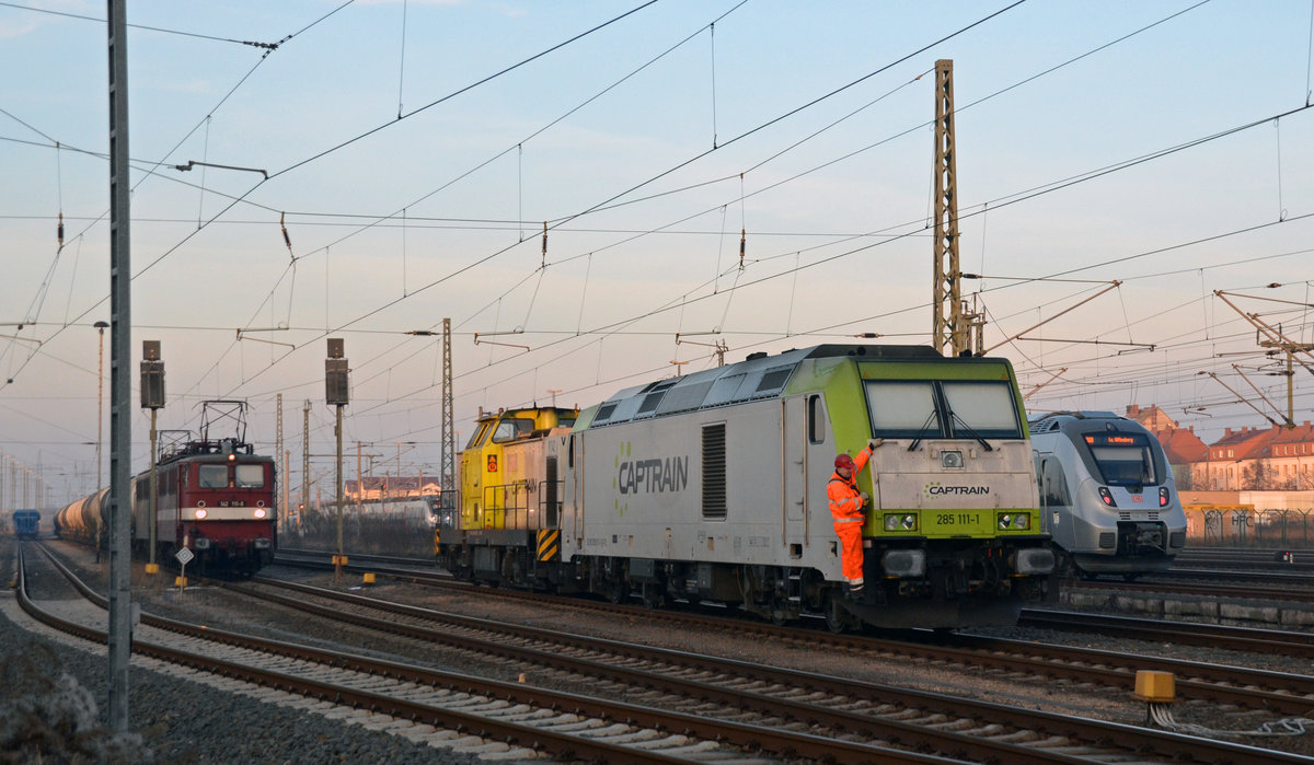 Nachdem 106 004 vom Lokzug abgesetzt hatte und Lz nach Leipzig aufbrach schob 293 900 am 04.12.16 in Bitterfeld 285 111 auf´s Abstellgleis.