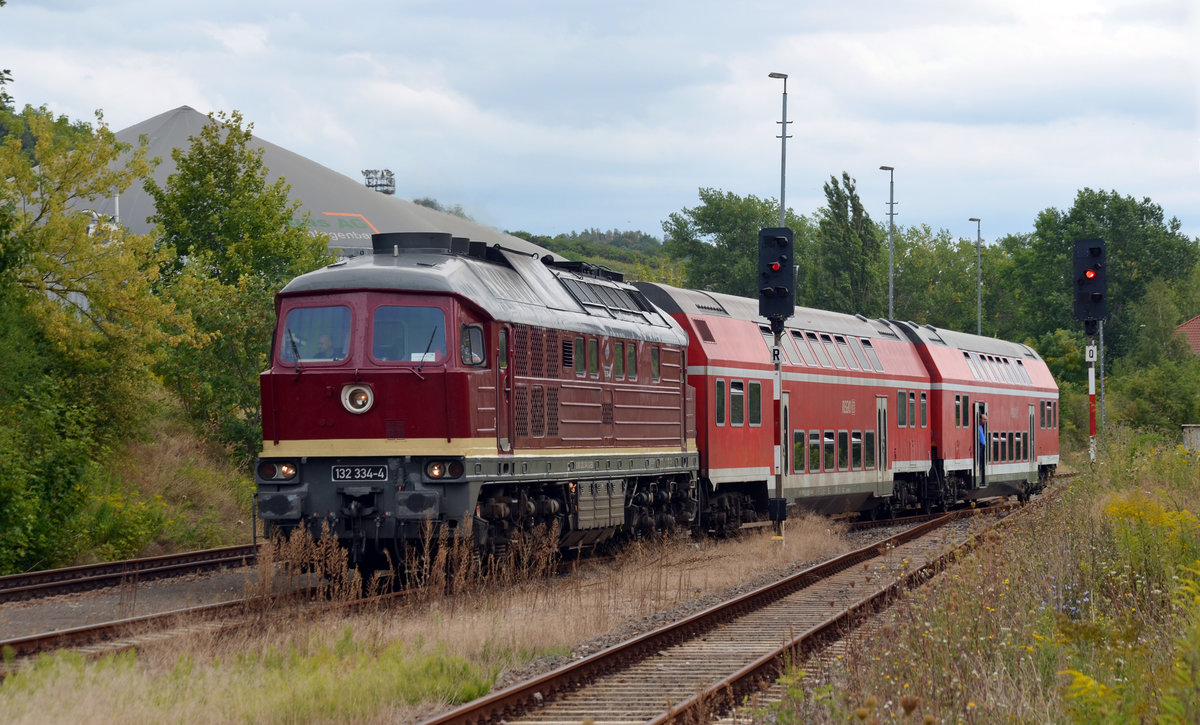 Nachdem 132 334 am 20.08.16 den Endbahnhof Karsdorf erreicht hatte setzte sie mit ihren zwei Doppelstockwagen auf das Kreuzungsgleis um.