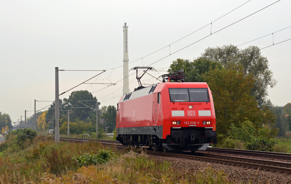 Nachdem 152 006 die mitgeführte 189 452 abgeliefert hatte kehrte sie am 28.09.17 allein nach Dessau zurück. Fotografiert bei der Durchfahrt in Jeßnitz.