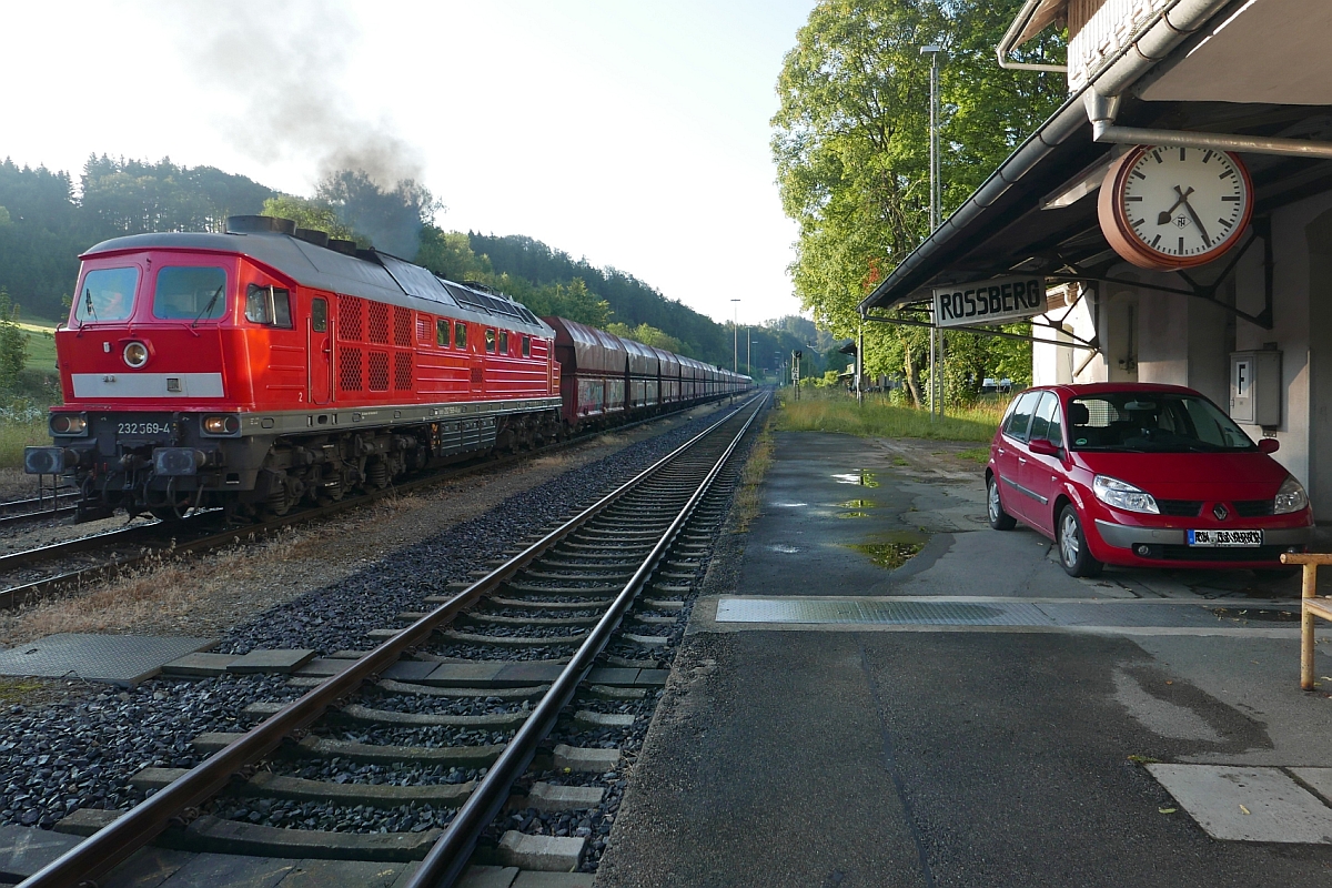Nachdem 232 569-4 mit dem “Roßberger Kieszug“ am Zielort angekommen war, die leeren Wagen anschließend umfahren hatte, schiebt sie nun die Wagen zum Ladegleis (Roßberg, 28.07.2016).
Nein, ich bin nicht dem Auto auf den Bahnsteig gefahren.