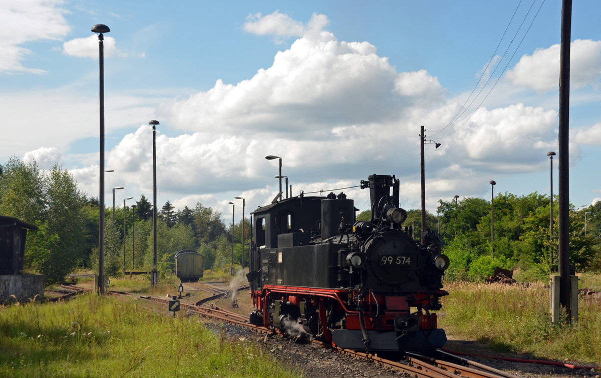 Nachdem 99 574 ihren Zug nach Oschatz gebracht hatte wurden am 10.09.17 die Wasservorräte aufgefüllt; anschließend wurde die Dampflok entschlackt.