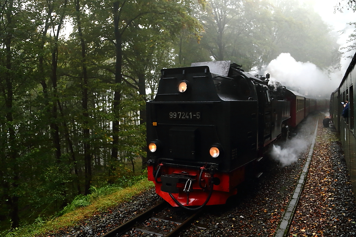 Nachdem 99 6001 am 16.10.2015 den ganzen Vormittag im Fotozug-Einsatz für die IG HSB war, wird sie nun, nach dem bereits erfolgten Ergänzen der Wasser- und Kohlevorräte, einen Sonderzug des genannten Vereins zur Brockenfahrt übernehmen. Das Bild zeigt die Lok bei der Einfahrt in den Bahnhof Wernigerode. (Bild 2)