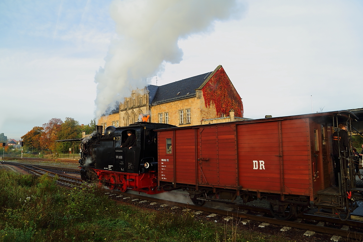 Nachdem 99 6101 am Morgen des 18.10.2014 im Bahnhof Quedlinburg an ihren IG HSB-Sonderzug angekuppelt hat, beginnt auch schon die Rangierfahrt zur Bereitstellung des Zuges, welcher heute nach Hasselfelde fahren wird.