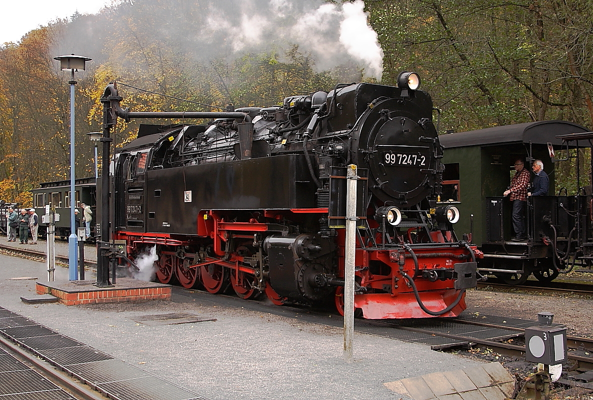 Nachdem 99 7247 am Nachmittag des 20.10.2013 mit ihrem Sonder-PmG der IG HSB (hinter der Lok) eine Doppelausfahrt mit einem Planzug aus dem Bahnhof Alexisbad absolviert hat, wird jetzt im genannten Bahnhof letztmalig Wasser genommen, bevor es weiter zum heutigen Endbahnhof, Gernrode, geht