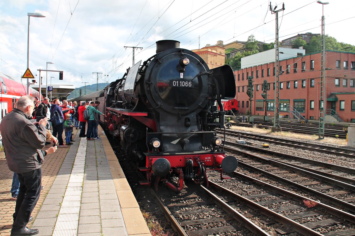 Nachdem am 18.06.2016 die UEF 01 1066 in Koblenz Hauptbahnhof an andere Ende ihres Sonderzuges gesetzt hatte, stand sie nun am Bahnsteig mit vielen Schaulustigen und wartete auf ihre Ausfahrt.