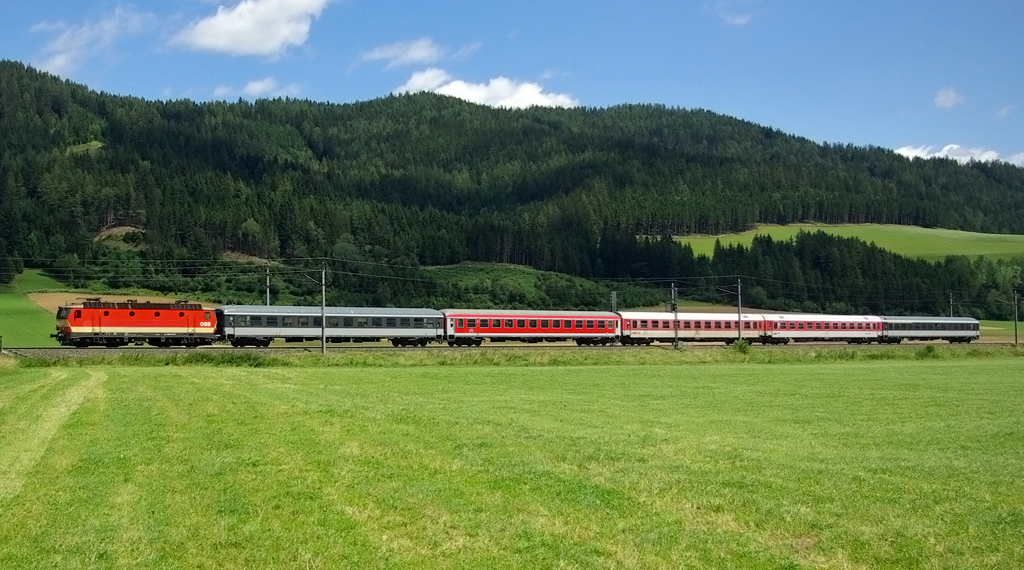 Nachdem Ausscheiden aus dem Plandienst  der Baureihe 4010 im Dezember 2008 wurden ersatsatzweise alte Reisezugwagen der deutschen Bahn angemietet welche dem Schnellzugverkehr zwischen Graz und Salzburg ein buntes Erscheinungsbild verliehen,
so auch am 17. Juni 2009 als dem IC 518 die  Schachbrett  1044 117 vorgespannt war,
und von mir nahe Traboch fotografiert wurde.